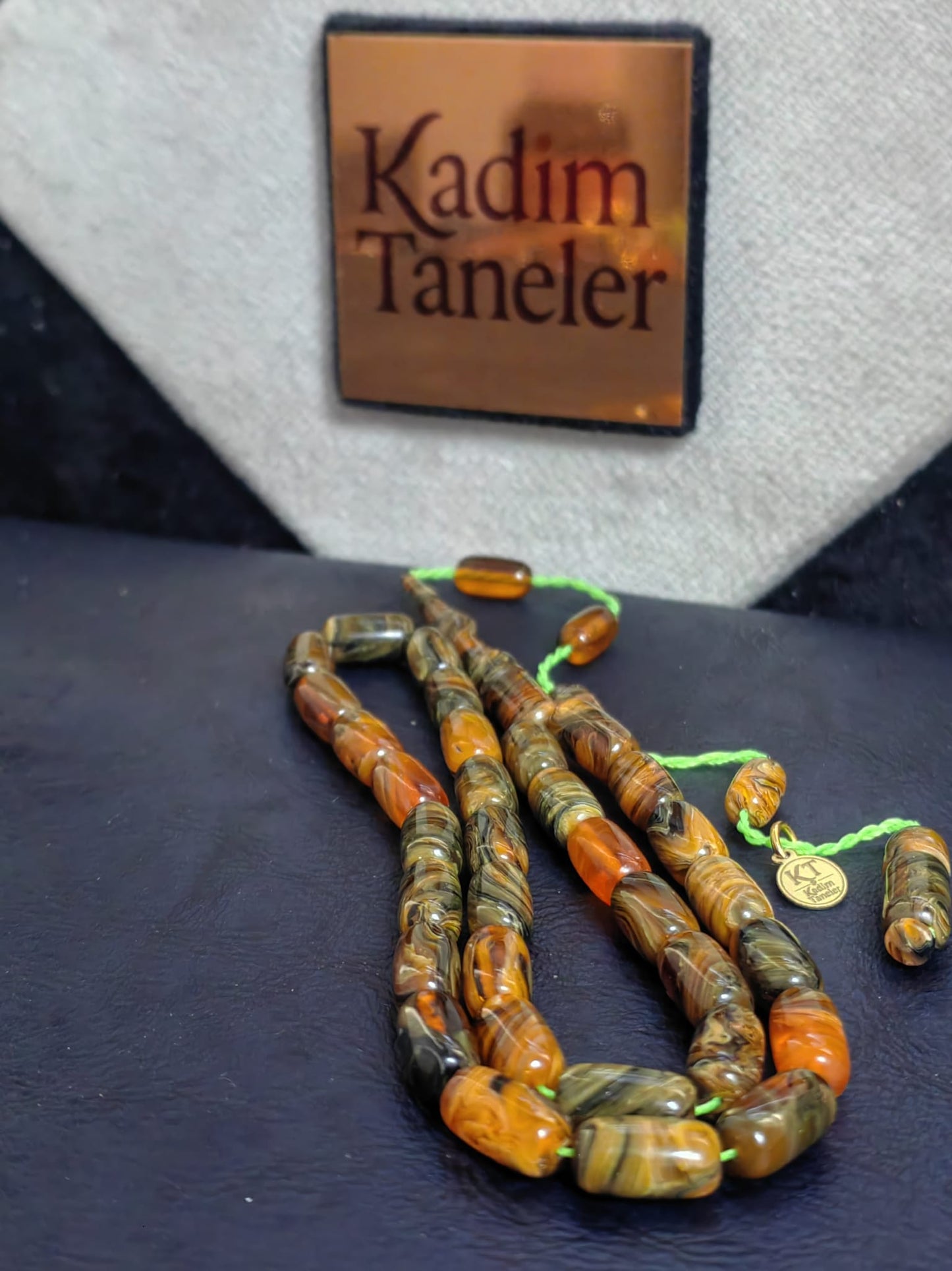 Kadim Taneler Premium: Özel Döküm Hareli Sıkma Kehribar