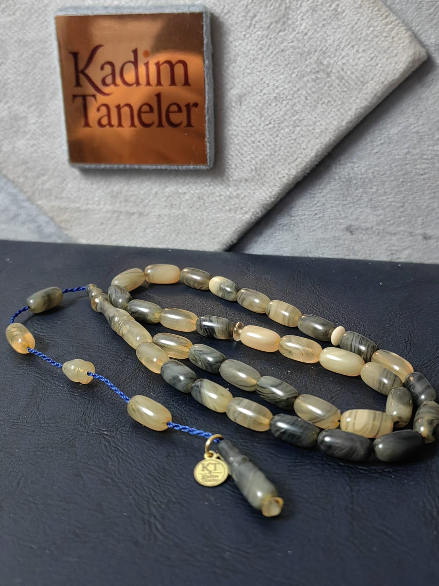 Kadim Taneler İmzalı Hareli Sıkma Kehribar (Ekonomik Seri)