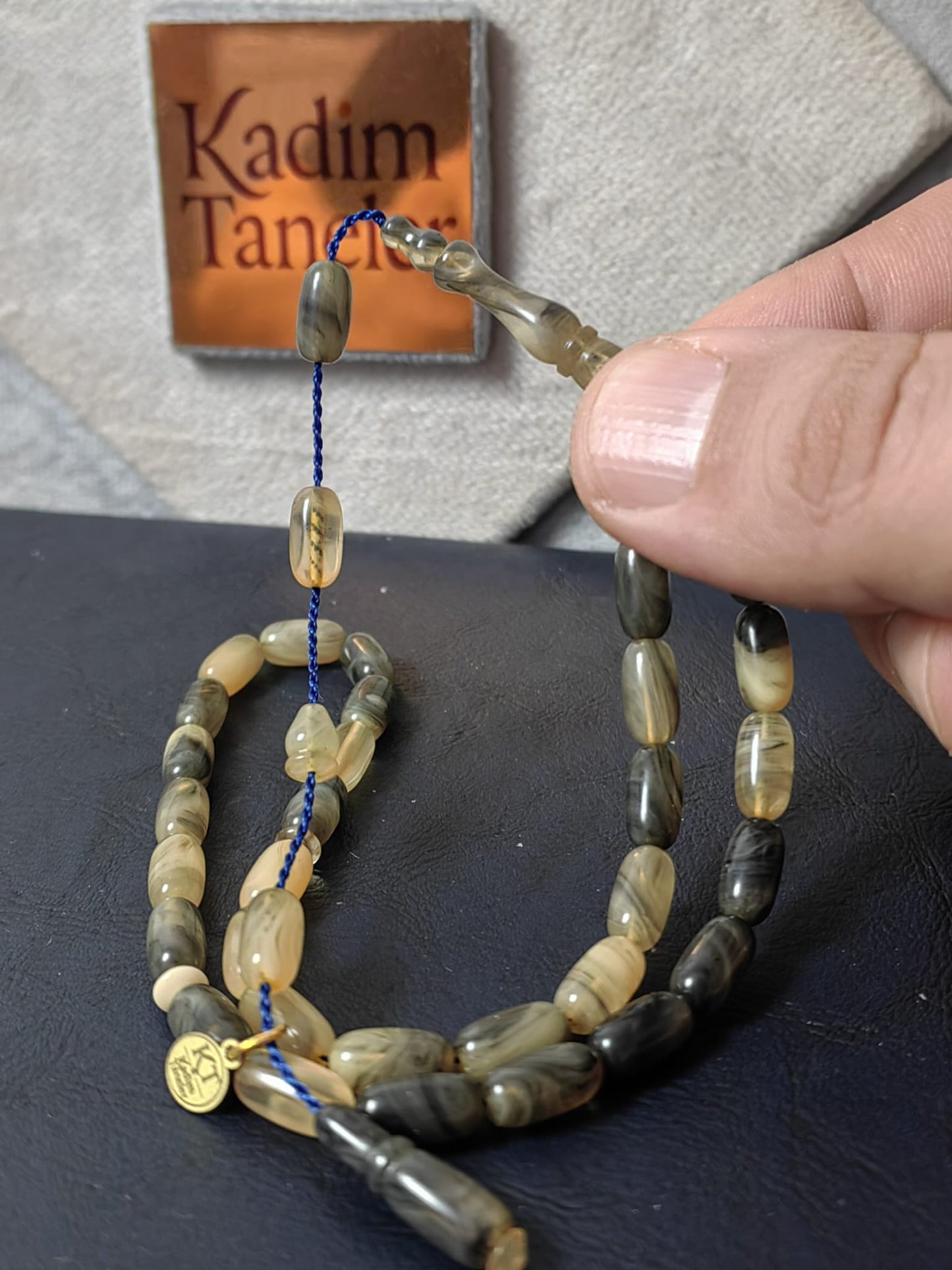 Kadim Taneler İmzalı Hareli Sıkma Kehribar (Ekonomik Seri)